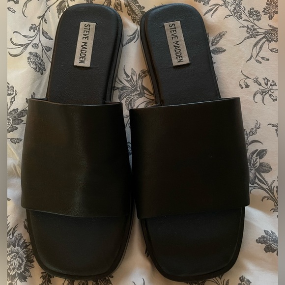 Woman’s Steve Madden black leather Holmes slide sandals - Picture 1 of 4